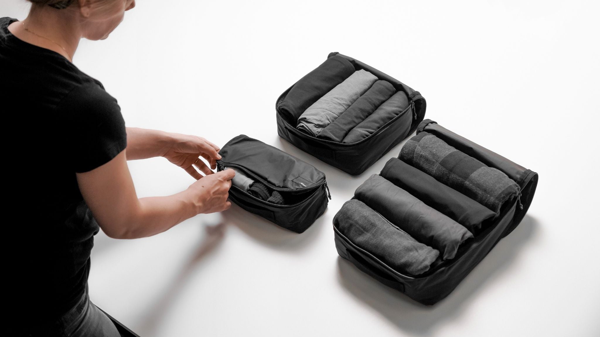 Hvad er den bedste pakkemetode - skal du rulle eller folde dit tøj i bagagen? Læs om fordelene ved hver pakkemetode, og om hvornår det bedst kan betale sig at anvende den ene fremfor den anden.