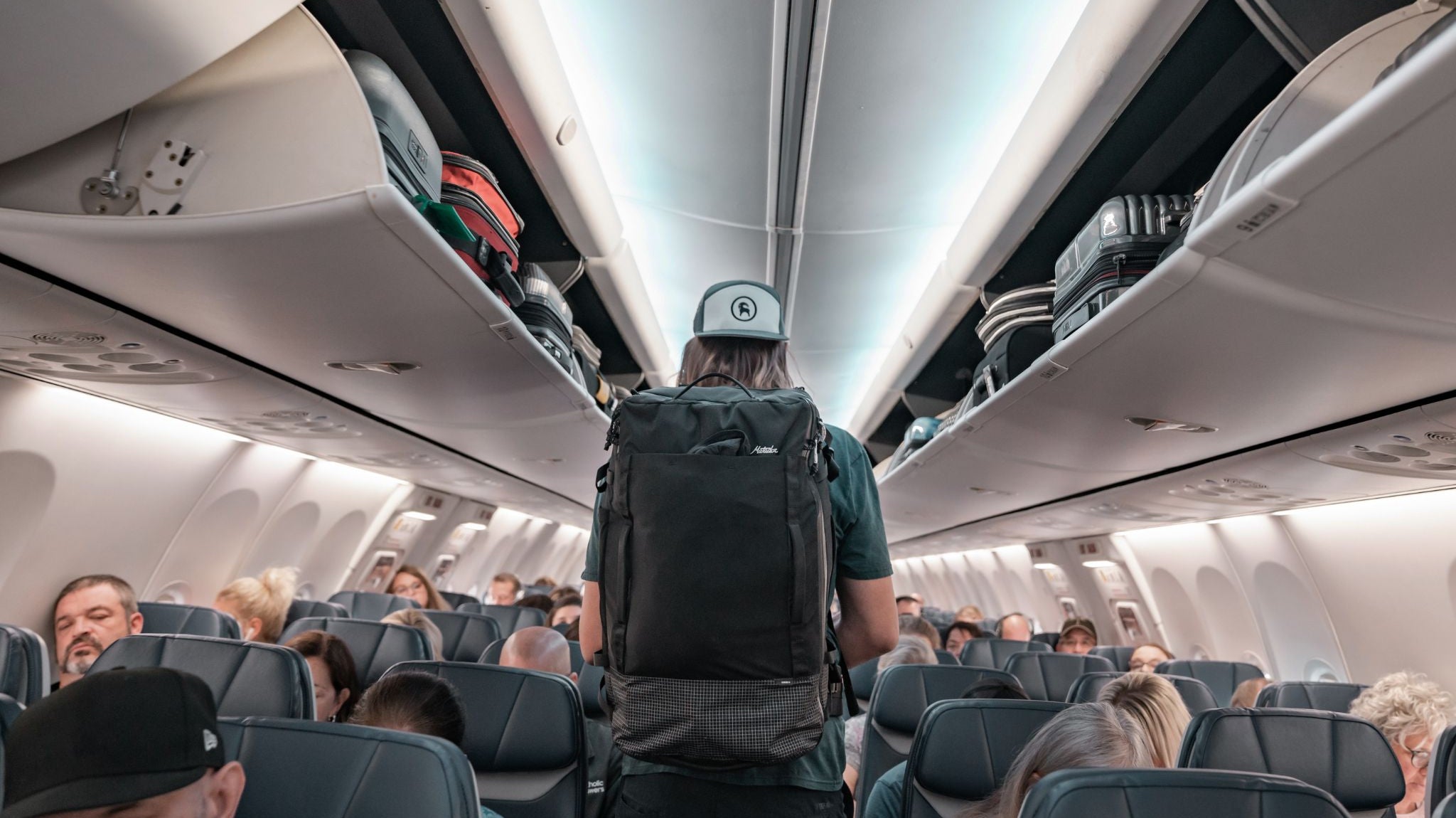 En guide til alle reglerne for håndbagage | Hvad må man have med i håndbagagen | Hvor stor må håndbagagen være (mål og vægt) | Hvad er reglerne for væsker i håndbagage