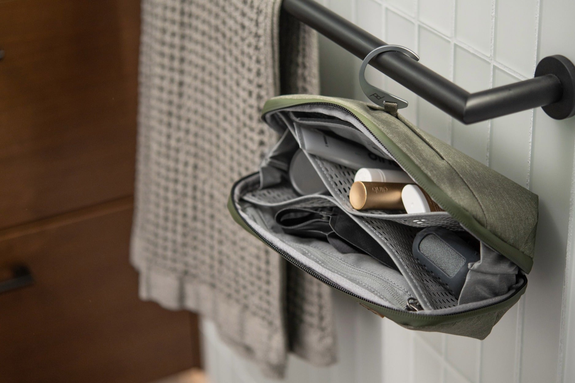 Shop toilettasker fra de bedste mærker hos Packsmart | Vandtætte og lækagesikre toilettasker til rejsen