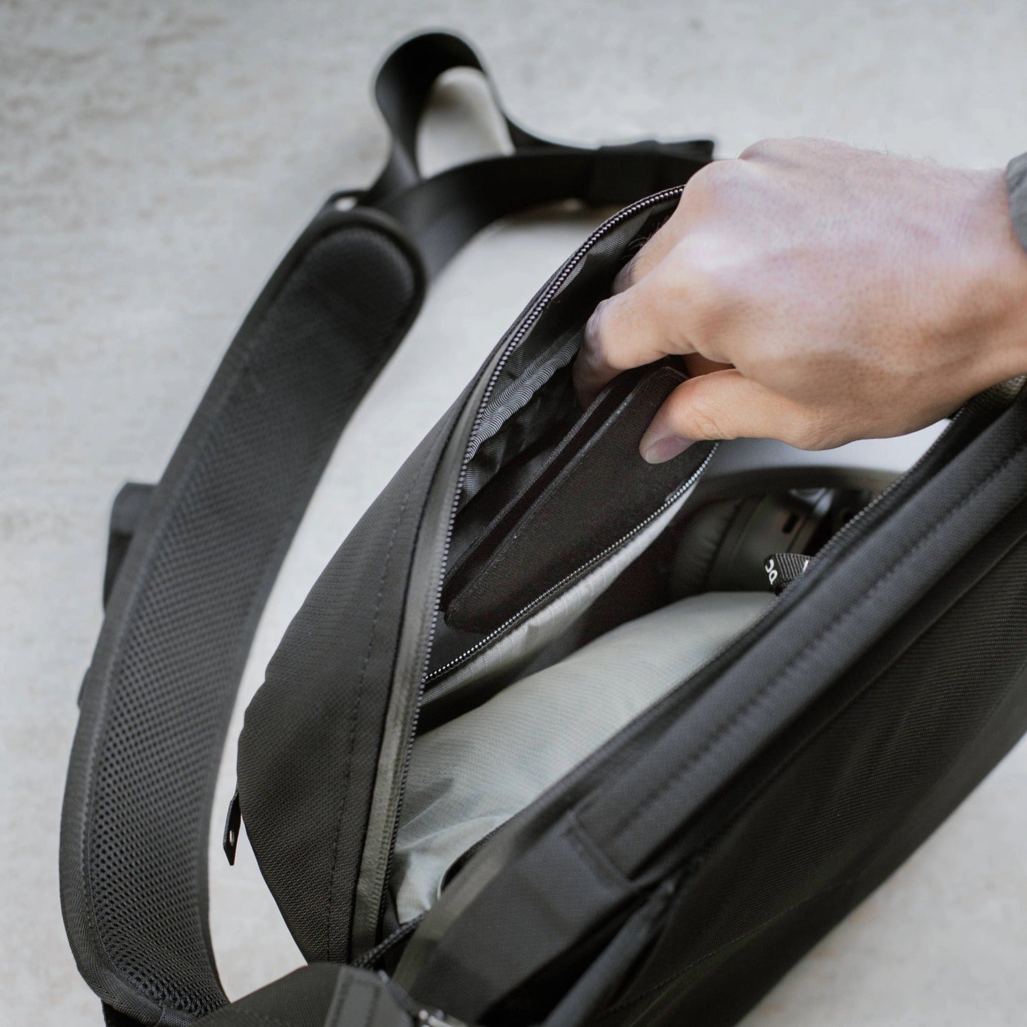 Black Ember Grip Sling 9L - Jet Black