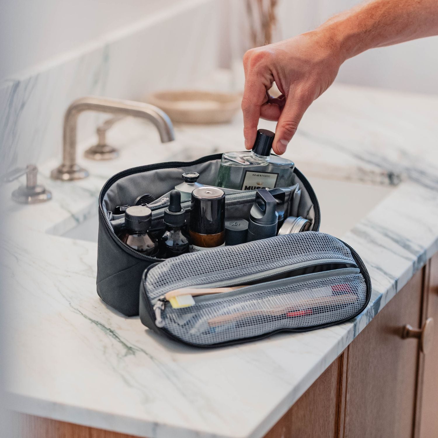 Evergoods Civic Access Pouch 2L (CAP2) Solution Dyed Black livsstilsbillede - toilettaske