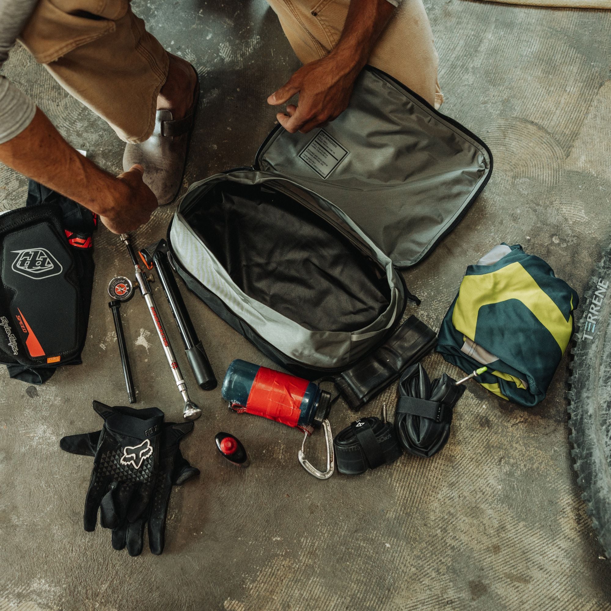 Evergoods Transit Packing Cube 10L - Black - Lifestyle