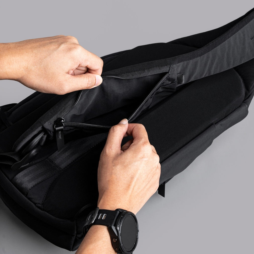 Alpaka Metro Crossbody - Left Shoulder - Black Axoflux