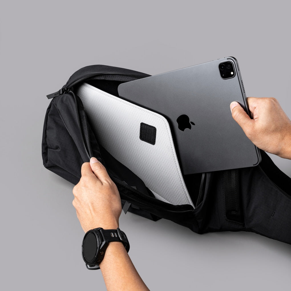 Alpaka Metro Crossbody - Right Shoulder - Black Axoflux