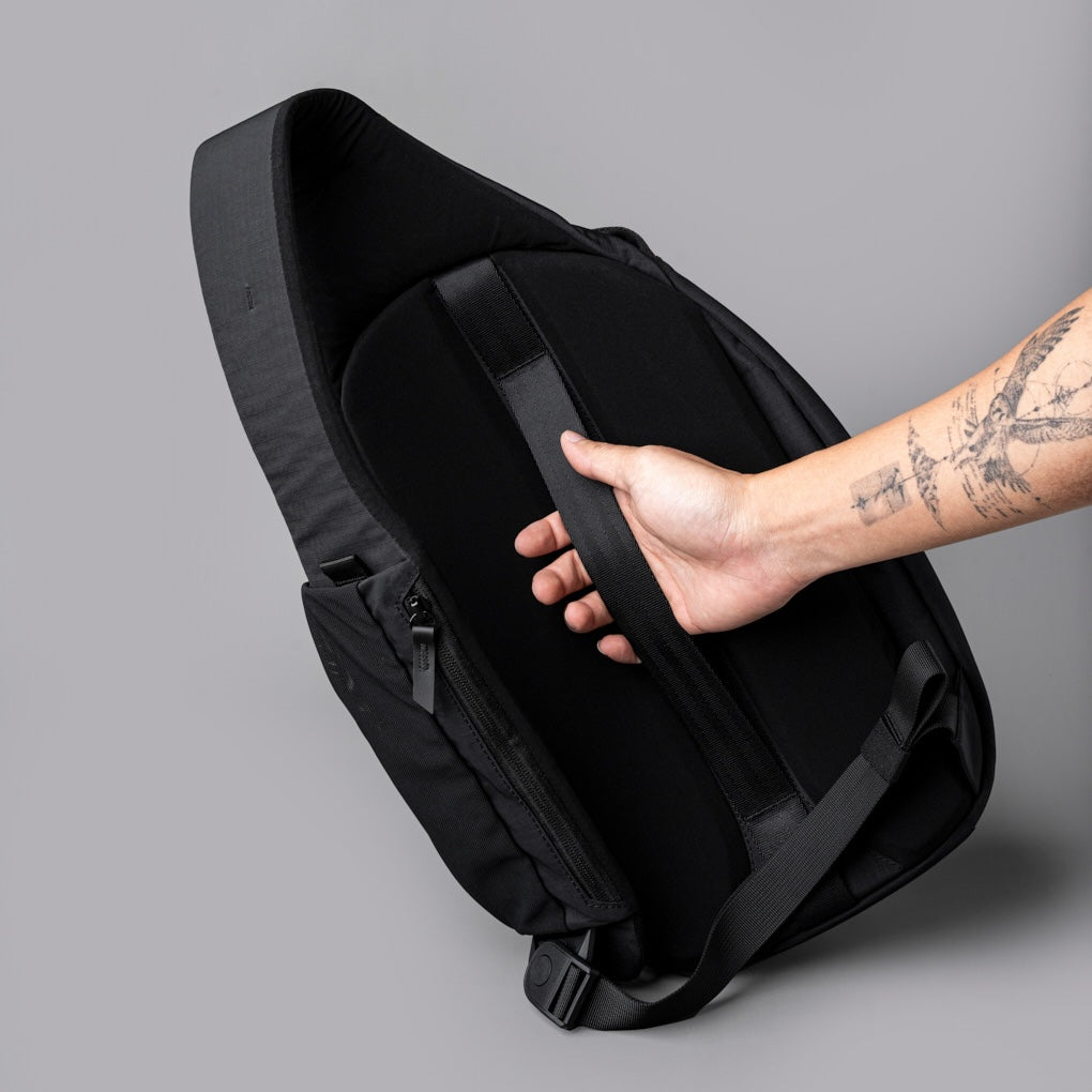 Alpaka Metro Crossbody - Right Shoulder - Black Axoflux