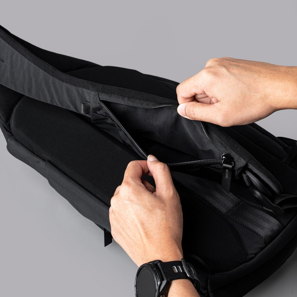 Alpaka Metro Crossbody - Right Shoulder - Black Axoflux