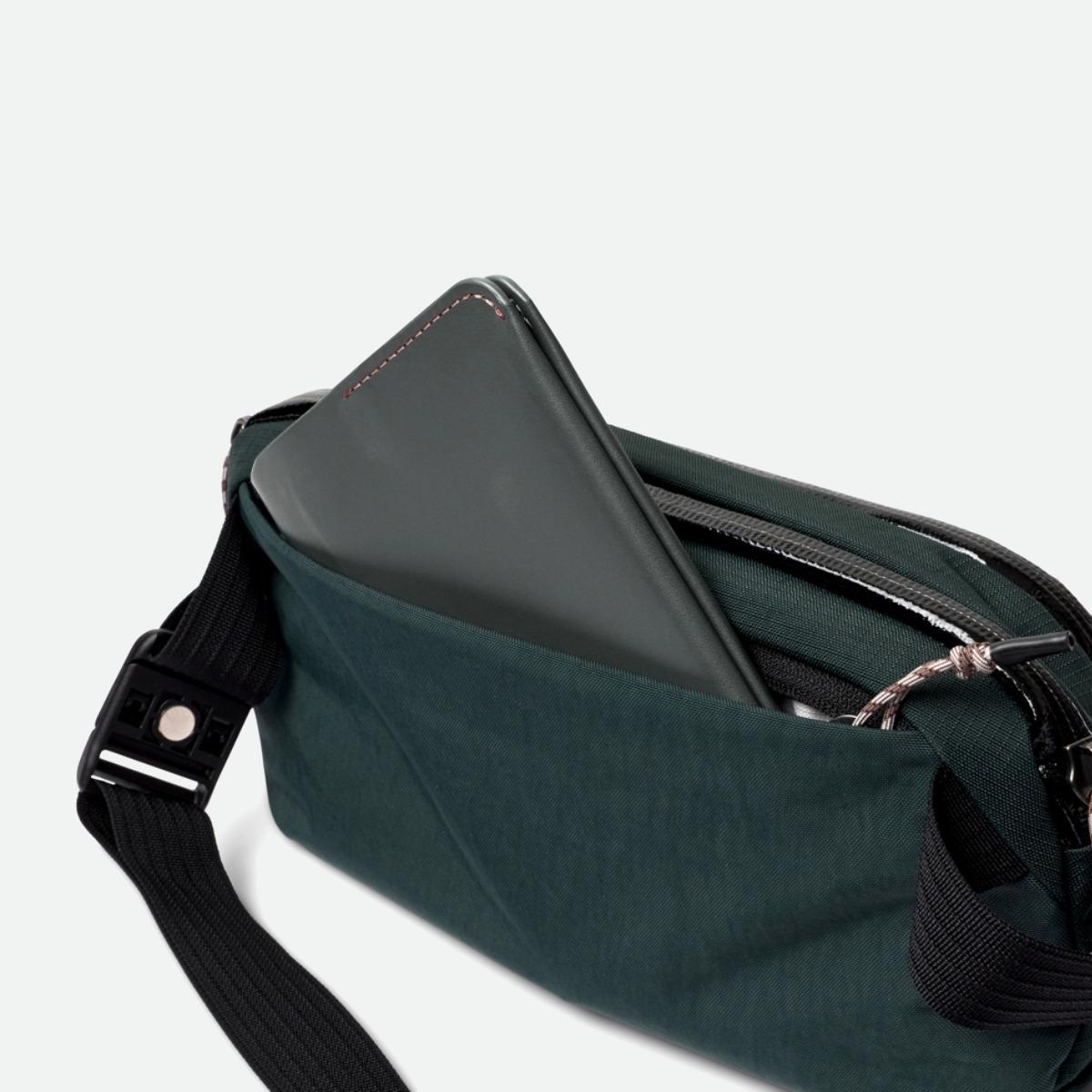 Bellroy Venture Ready Sling 2.5L - Deep Ocean