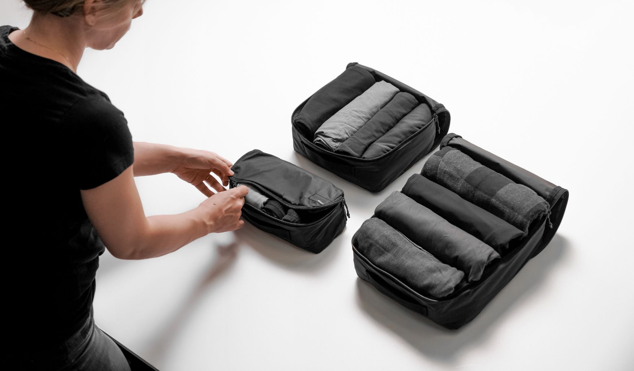 Hvad er den bedste pakkemetode - skal du rulle eller folde dit tøj i bagagen? Læs om fordelene ved hver pakkemetode, og om hvornår det bedst kan betale sig at anvende den ene fremfor den anden.