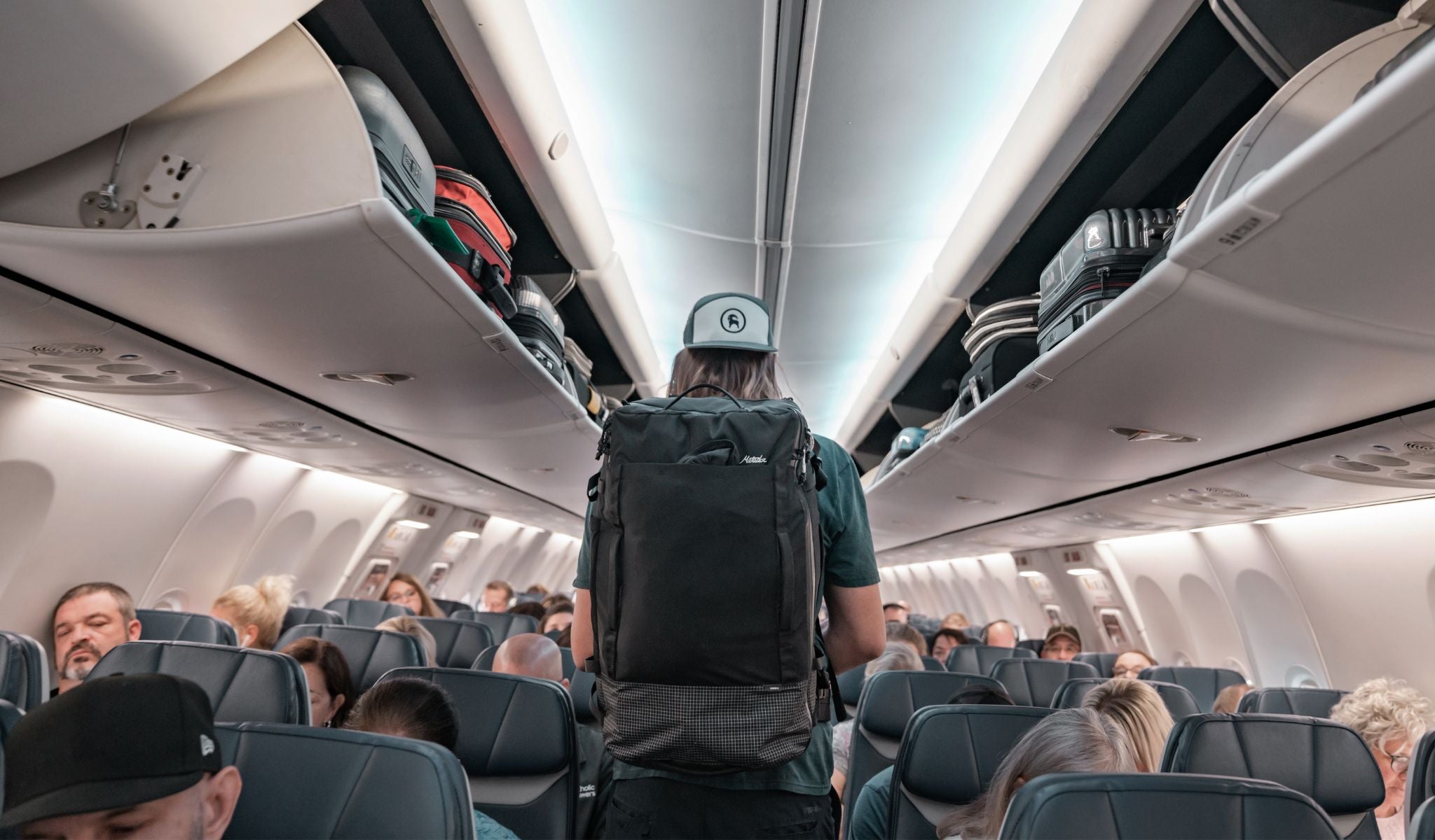 En guide til alle reglerne for håndbagage | Hvad må man have med i håndbagagen | Hvor stor må håndbagagen være (mål og vægt) | Hvad er reglerne for væsker i håndbagage