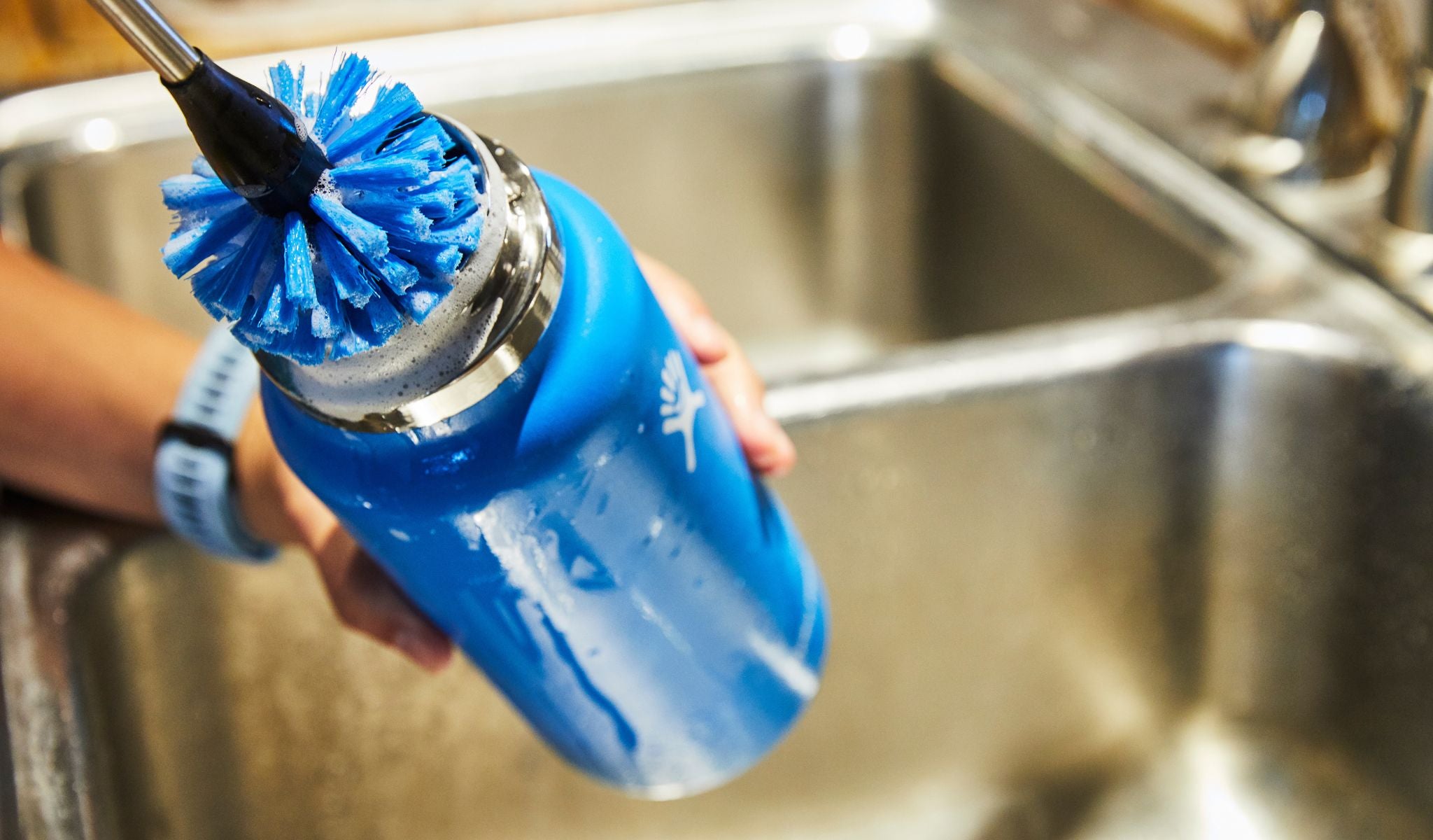 Sådan rengør du din genanvendelige drikkedunk | Metoder til daglig rengøring og mere grundig rengøring af genanvendelige drikkedunke