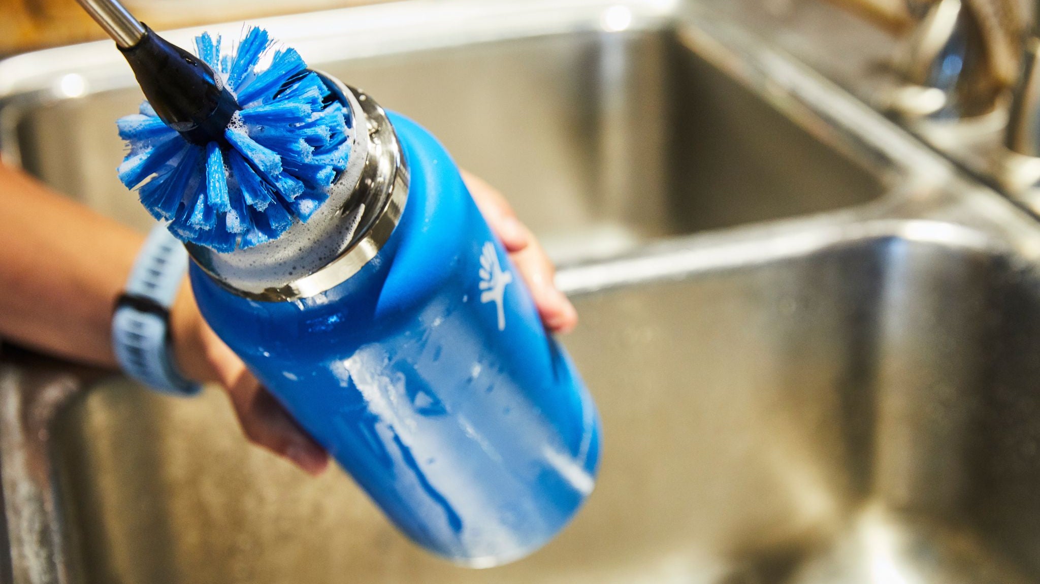 Sådan rengør du din genanvendelige drikkedunk | Metoder til daglig rengøring og mere grundig rengøring af genanvendelige drikkedunke