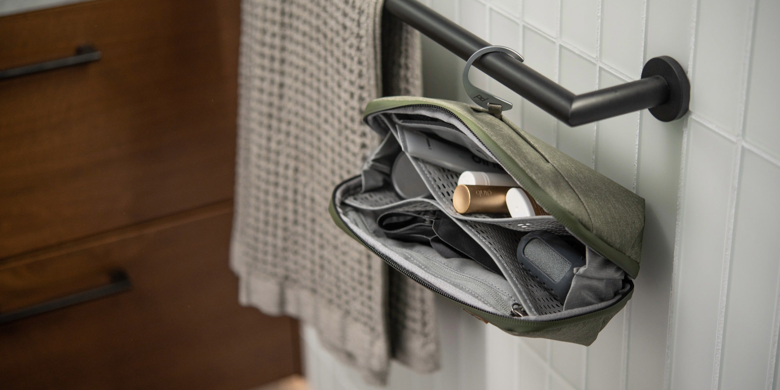 Shop toilettasker fra de bedste mærker hos Packsmart | Vandtætte og lækagesikre toilettasker til rejsen