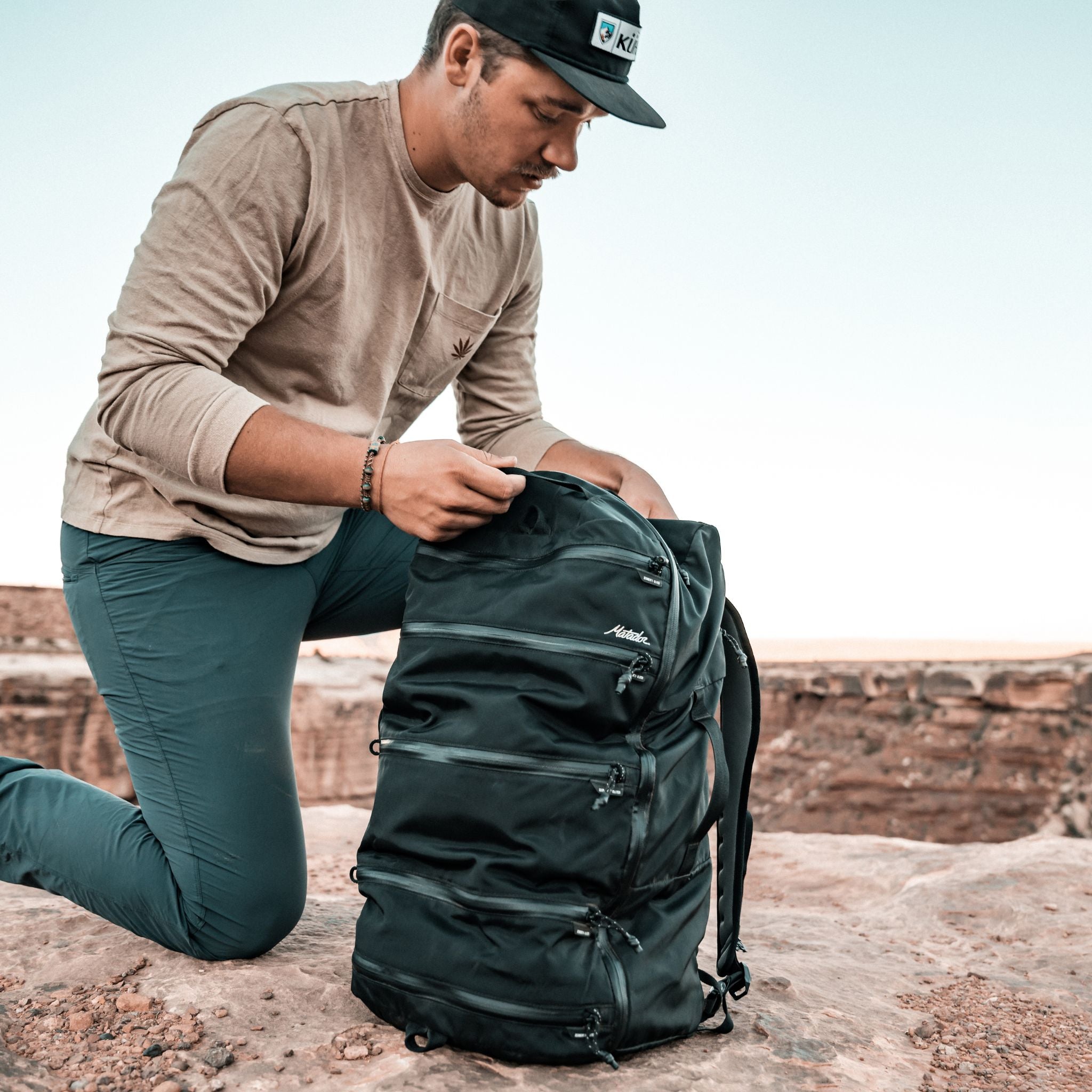 SEG45 Travel Pack - rejsetaske med 45 liters kapacitet - kan bæres som rygsæk og duffel bag - integrerede packing cubes - livsstilsbillede