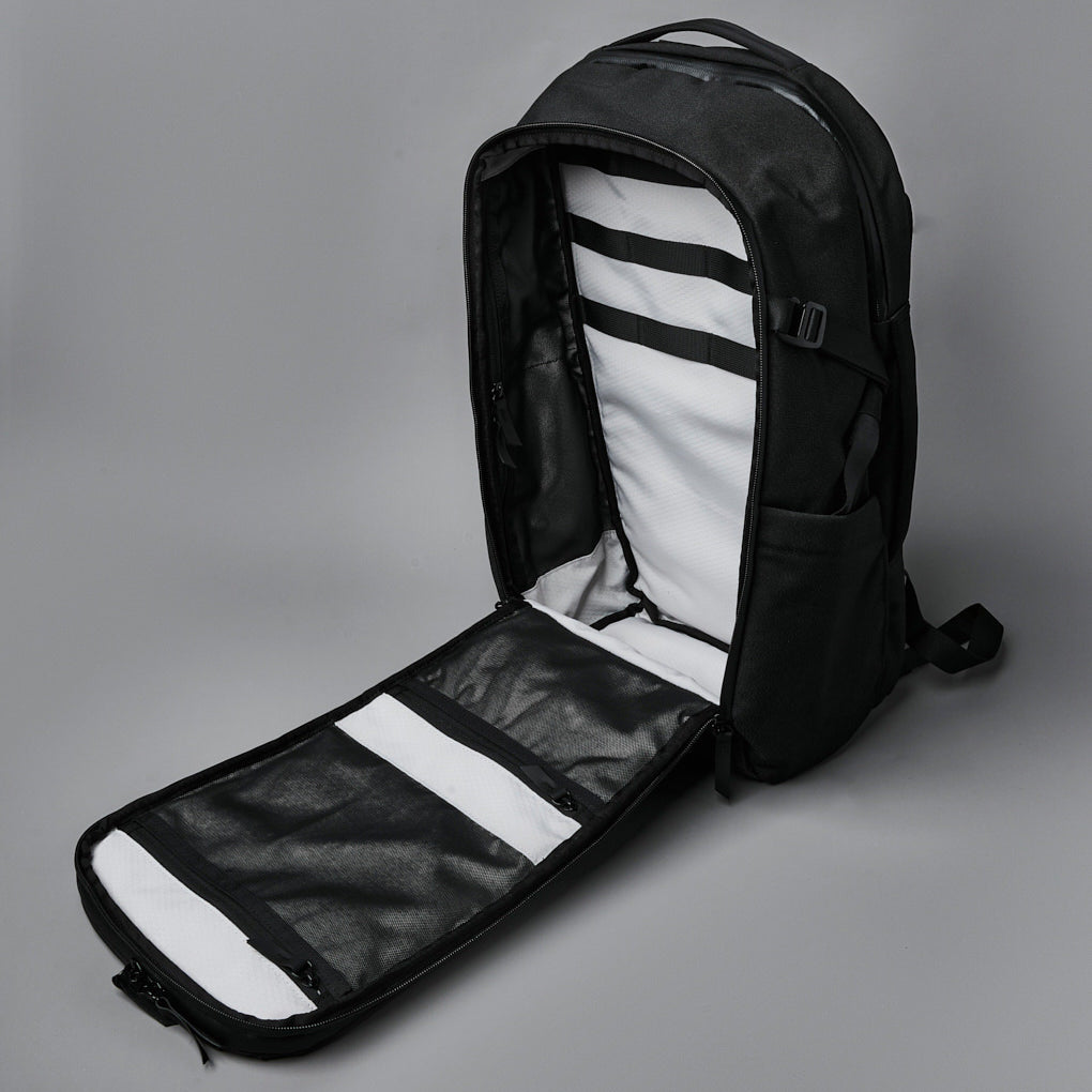Alpaka Elements Travel Backpack Axoflux Black 600D - clamshell-åbning